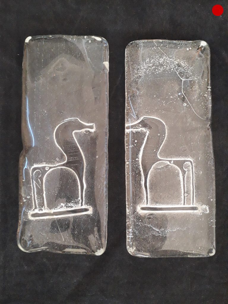Daphne Kerber, "o.T.", Glas (Sandguß, geschliffen, poliert), 18 x 8 x 2 cm, verkauft