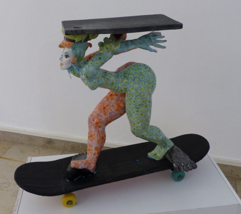 Lucie Sommer-Leix, "LKW - Donna Elvira", handgefertigte Steinzeugskulptur (glasiert, auf lederbezogenem Skateboard), 78 x 29 x 64 cm, 4800 EUR