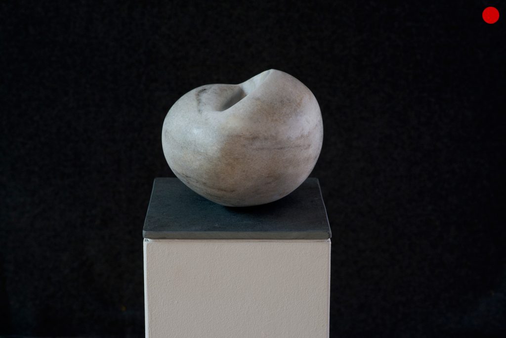 Elke Wieland, "Innen – Außen“, 2017, Cristallina-Marmor, 25 x 22 x 20 cm, verkauft